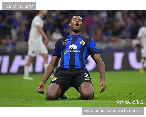 邓弗里斯不满被换下怒砸皮球表情郁闷引发关注